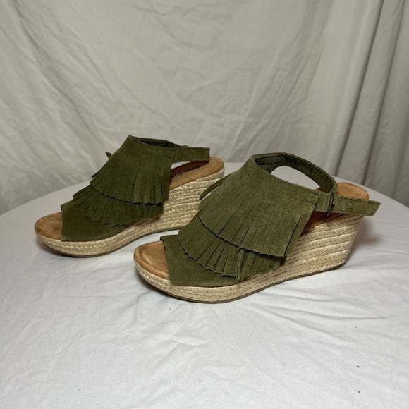 Minnetonka Green Suede Fringe Espadrilles Wedges - Size 7 - Like new! - Picture 6 of 9